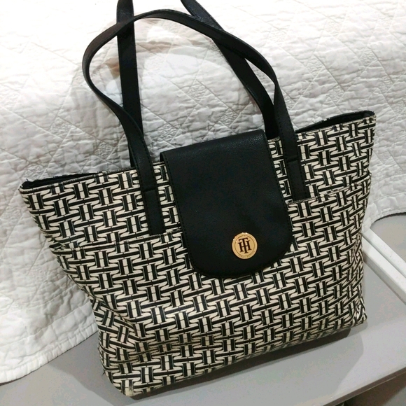 Tommy Hilfiger B&W "TH" Weave Pattern Flat Bottom 2 Handle Purse - Picture 1 of 12